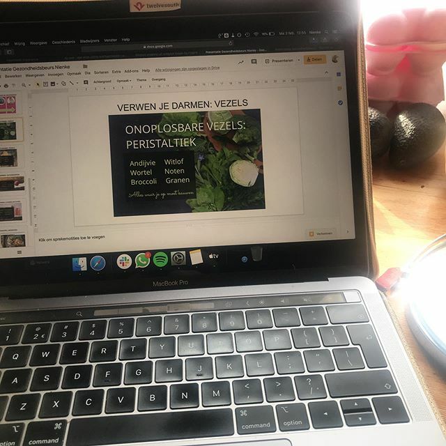 Lekker bezig aan mijn presentatie voor de unieke #Masterclass op de @gezondheidsbeurs!
Komende donderdag is het zo ver en geef ik de masterclass samen met @juglenzwaan en @ralphmoorman te ere van ons nieuwe boek! 🤗🥰Je kunt de masterclass meepakken me… ift.tt/2Rg6dd7