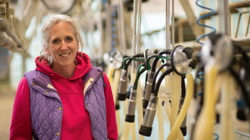 FarmersGuardian's tweet image. When her husband suddenly passed away, she knew she wanted to continue to farm in his legacy. Incredible woman, incredible story fginsight.com/vip/dairy-farm…