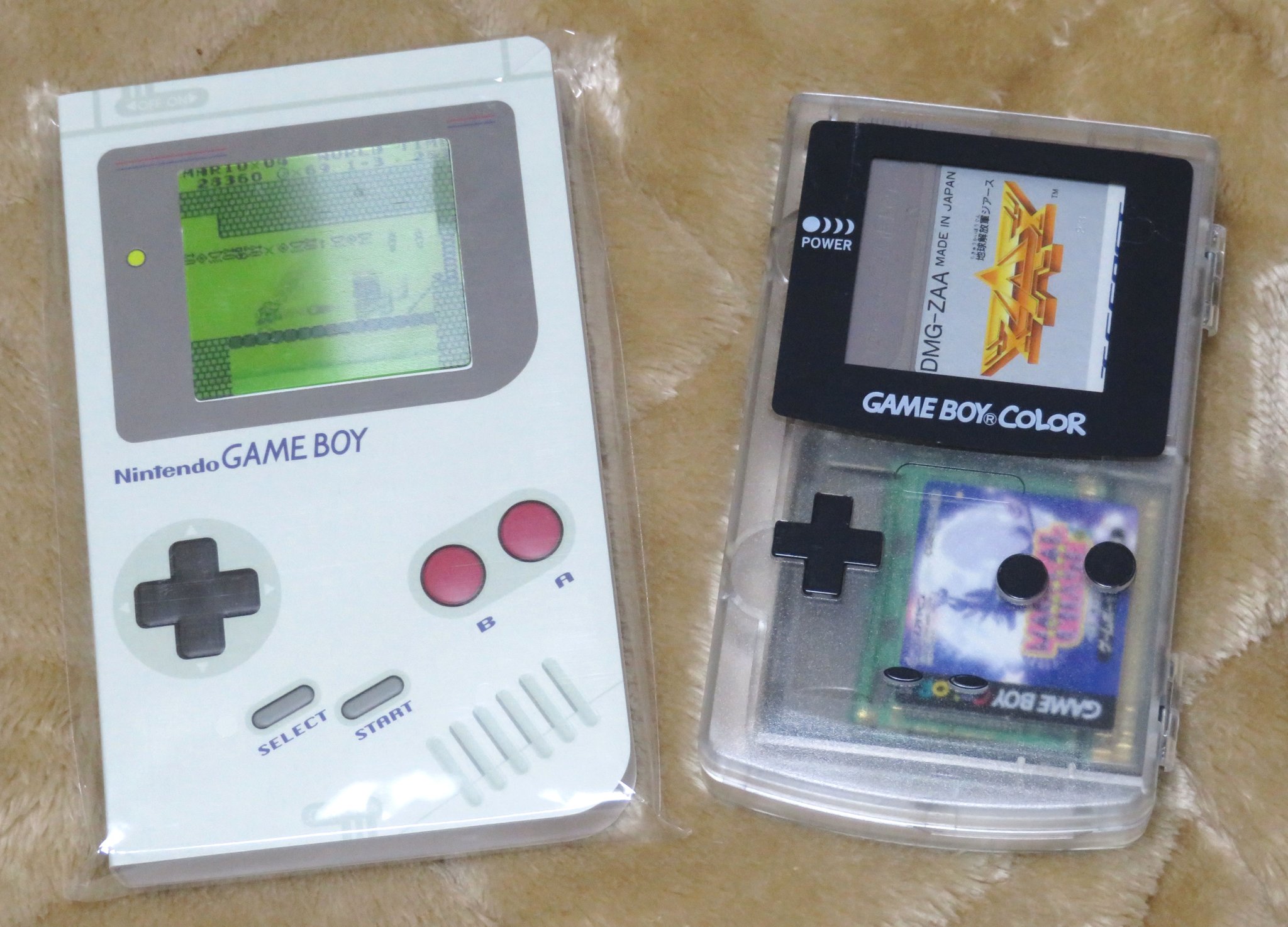 Geebee Gb周辺機器情報 Twitterでお世話になっている方から譲っていただきました Gbc本体と同じサイズで カセット４本を収納可能というスグレモノ 本体が見つからないので 初代ゲームボーイサイズのメモ帳と並べてみました これはいいものだ