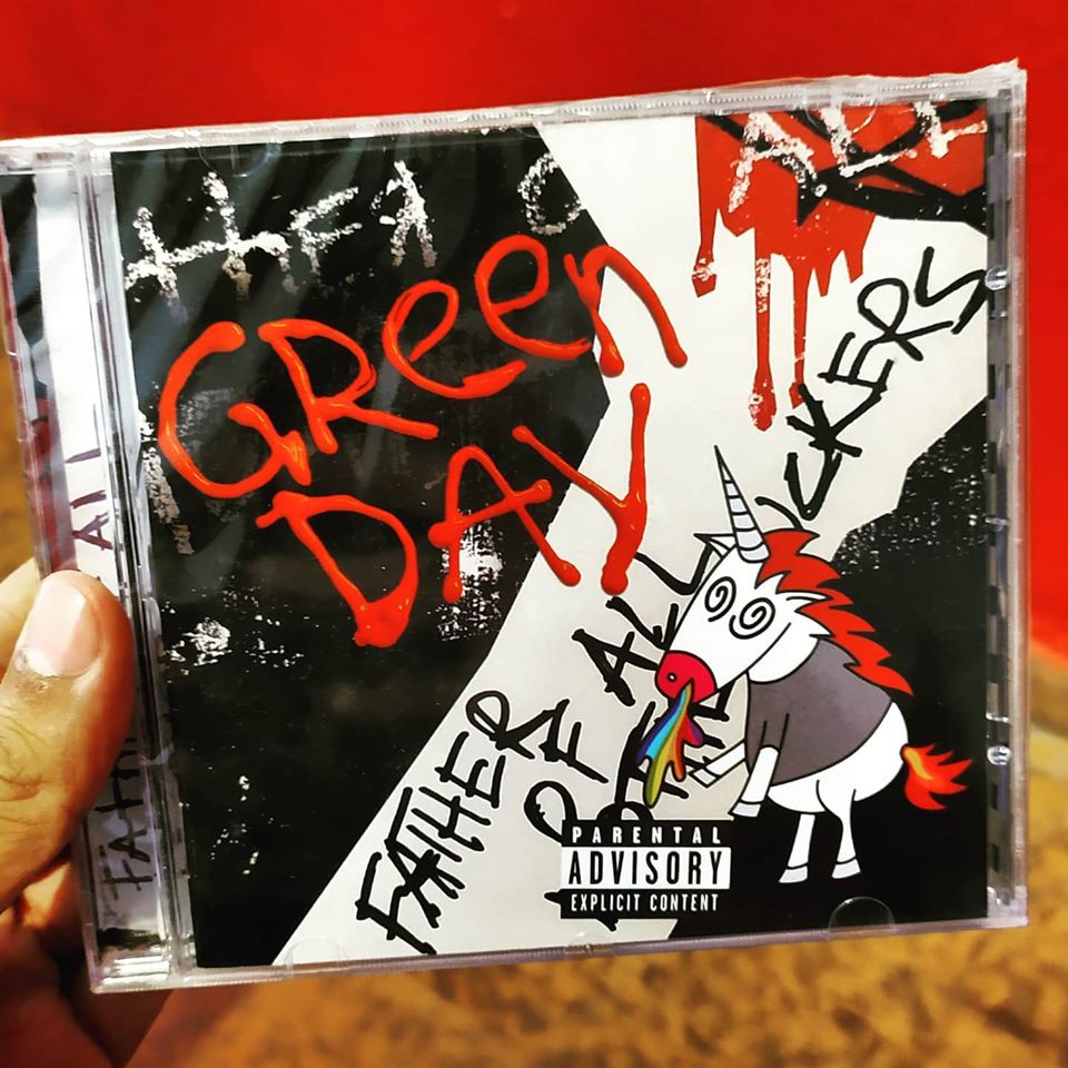 YA DISPONIBLE:
#FatherOfallMotherfuckers el nuevo disco de <a href="/GreenDay/">Green Day</a> con 10 nuevas canciones inéditas. No te lo pierdas!!!
.
.
#Greenday #NuevoDisco #CD #Novedad #Fatherofall #Recordstore
