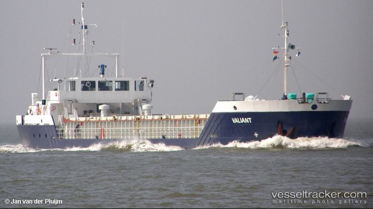 vesseltracker's tweet photo. Jan. 25 #CargoShip “Valiant” encountered steering problems during its voyage towards the Channel Islands. A towing connection was established over the weekend outside of Guernsey’s port. Track the #vessels next movements w/ @Genscape #Vesseltracker: https://t.co/G0dNGa7WZV https://t.co/rk0f7OikJ2