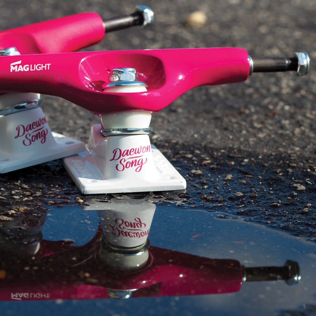 skatedeluxe's tweet photo. Get in balance. The Daewon Song signature @tensortrucks - available now.
⬛ https://t.co/CHj49avrxn
#skatedeluxe
#SK8DLX
#TensorTrucks https://t.co/SJYGvl3FCZ