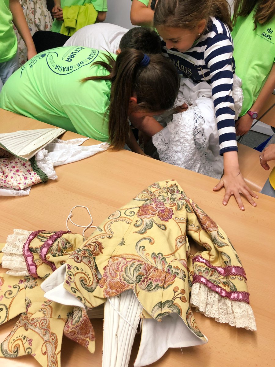 letnomuseu's tweet photo. 🙋♂️Profesionals de l'ensenyament! Un viatge al passat per als vostres alumnes per a conéixer com vestien abans a València?
Doncs tenim la solució! Fer l' #etnotaller #DeCapAPeus 👧👦!
Vos apunteu?
☎️ 963 883 578
📩 didactica.etnologia@dival.es / muvaet@dival.es https://t.co/88J36NN3iq