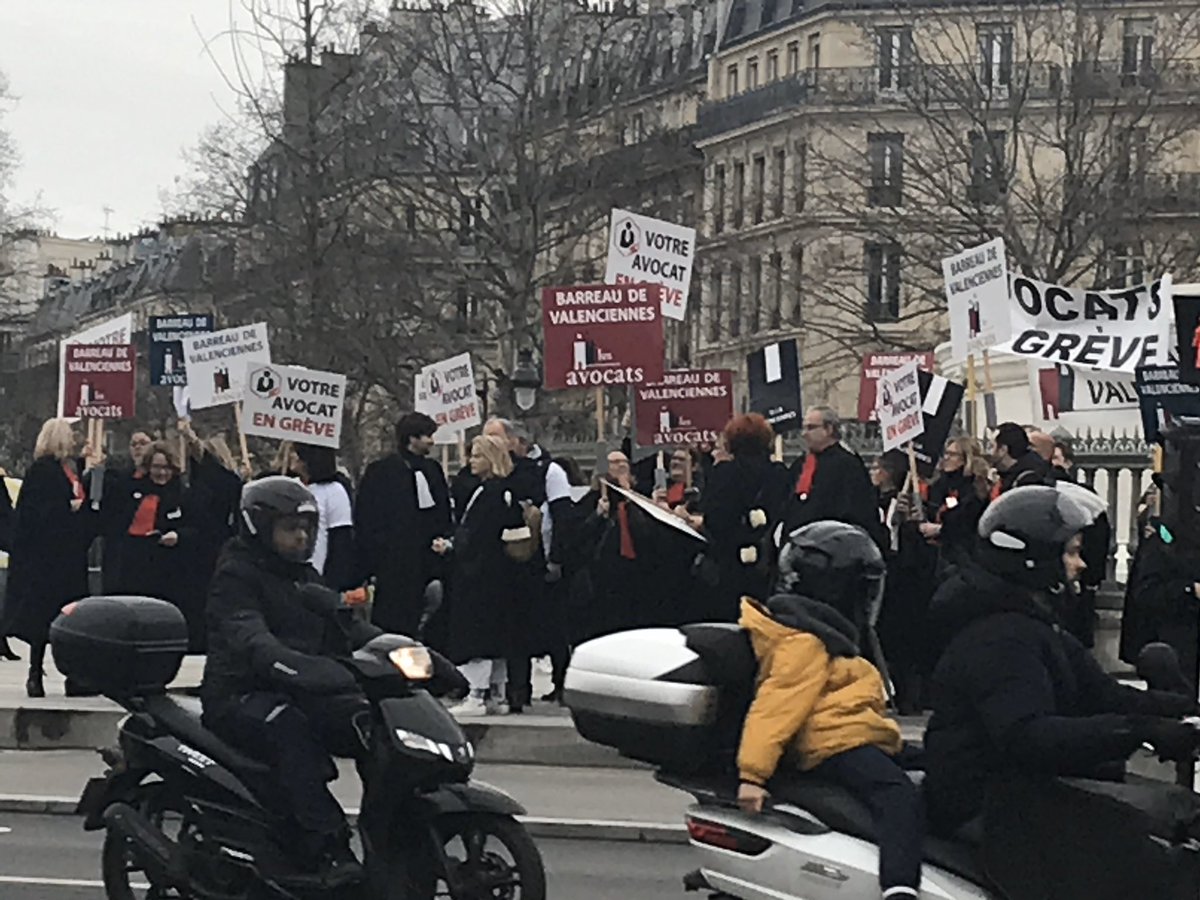 🔴 Les avocats tarbais sont dans la place ⚠️ pour dire non à la #reformesdesretraites #SOSretraite <a href="/CNBarreaux/">Conseil national des barreaux - les avocats</a> <a href="/Conf_Batonniers/">ConférenceBâtonniers</a> <a href="/CNBFrance/">CNBF</a> <a href="/NBelloubet/">Nicole Belloubet</a> @EPhilippePM <a href="/LaRepDpyrenees/">La Rép des Pyrénées</a>