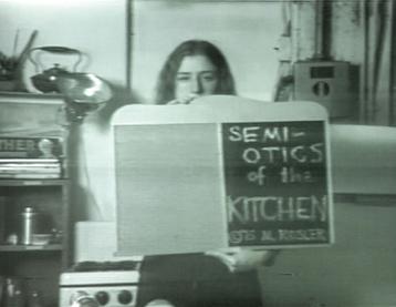 SEMIOTICS OF THE KITCHEN es una de las dos películas junto a Ball of fire (Bola de fuego) de Howard Hawks, dentro de la doble sesión gratuita que proyectamos en Cine Estudio con motivo de la celebración el lunes 3 de febrero de la jornada #MdeMoliner en el CBA. La entrada es libre hasta completar aforo.