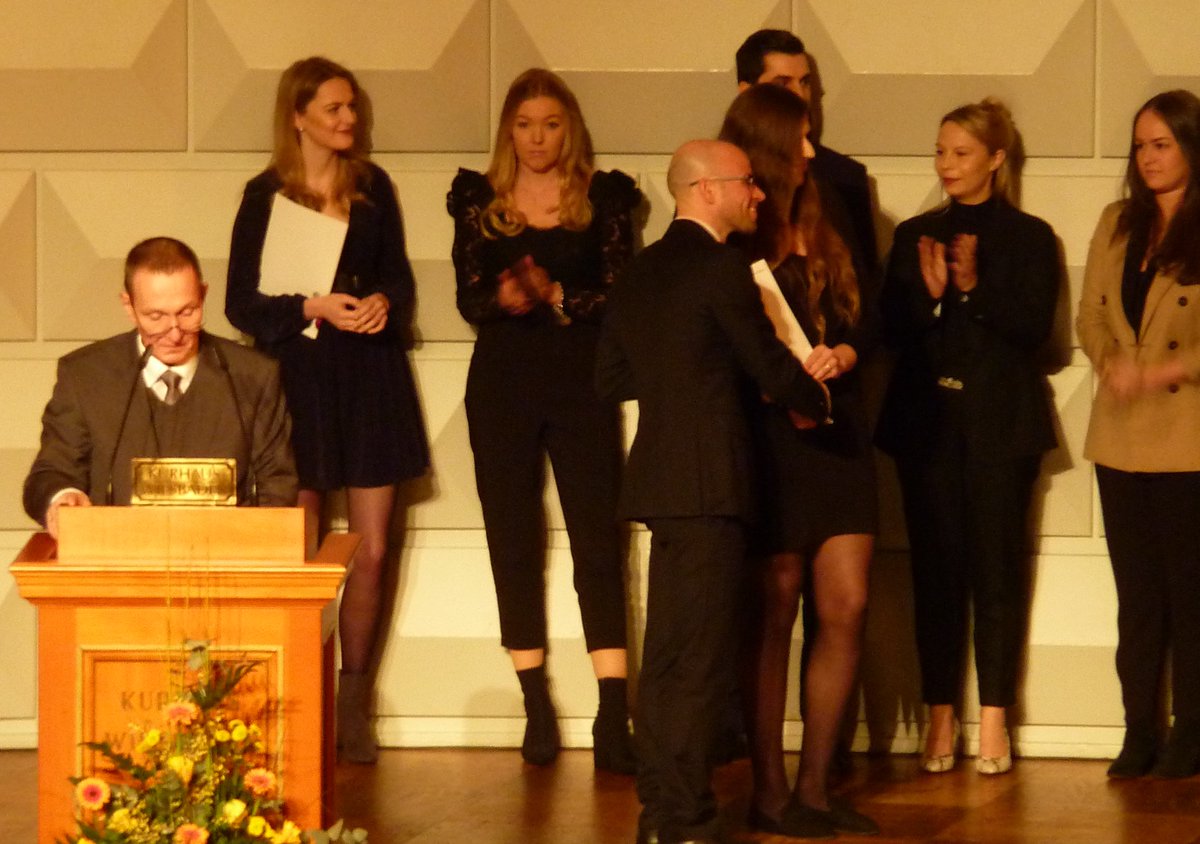 hrhartweg's tweet photo. #Graduiertenfeier #Zeugnisübergabe und #Verabschiedung! #WBS #BHCE #Gesundheitsökonomie #MiG #FriedrichvonThierschSaal #Kurhaus #Wiesbaden #WiesbadenBusinessSchool #HochschuleRheinMain 🎓💫🍾🏵️🔎 https://t.co/5lesqDKdqN