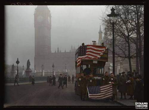 Раненые американские солдаты осматривают достопримечательности Лондона, ноябрь 1918 года.