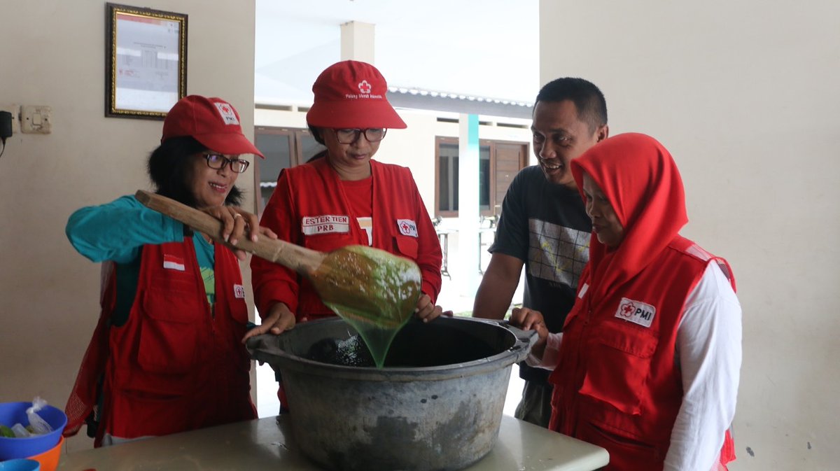 pmisurakarta's tweet photo. " SABUN CUCI PIRING "
.
Geregetan, 3 srikandi #SIBATSOLO ini seperti tak kenal lelah untuk berinovasi bersama warga #GriyaPMIPeduli #PMISolo.
.
Kali ini ibu-ibu hebat ini Ester, Ning & Ruly mengajak warga membuat sabun cuci piring yg berbahan baku aman & murah. #pmisiapbantu https://t.co/1H2pMtdbLw