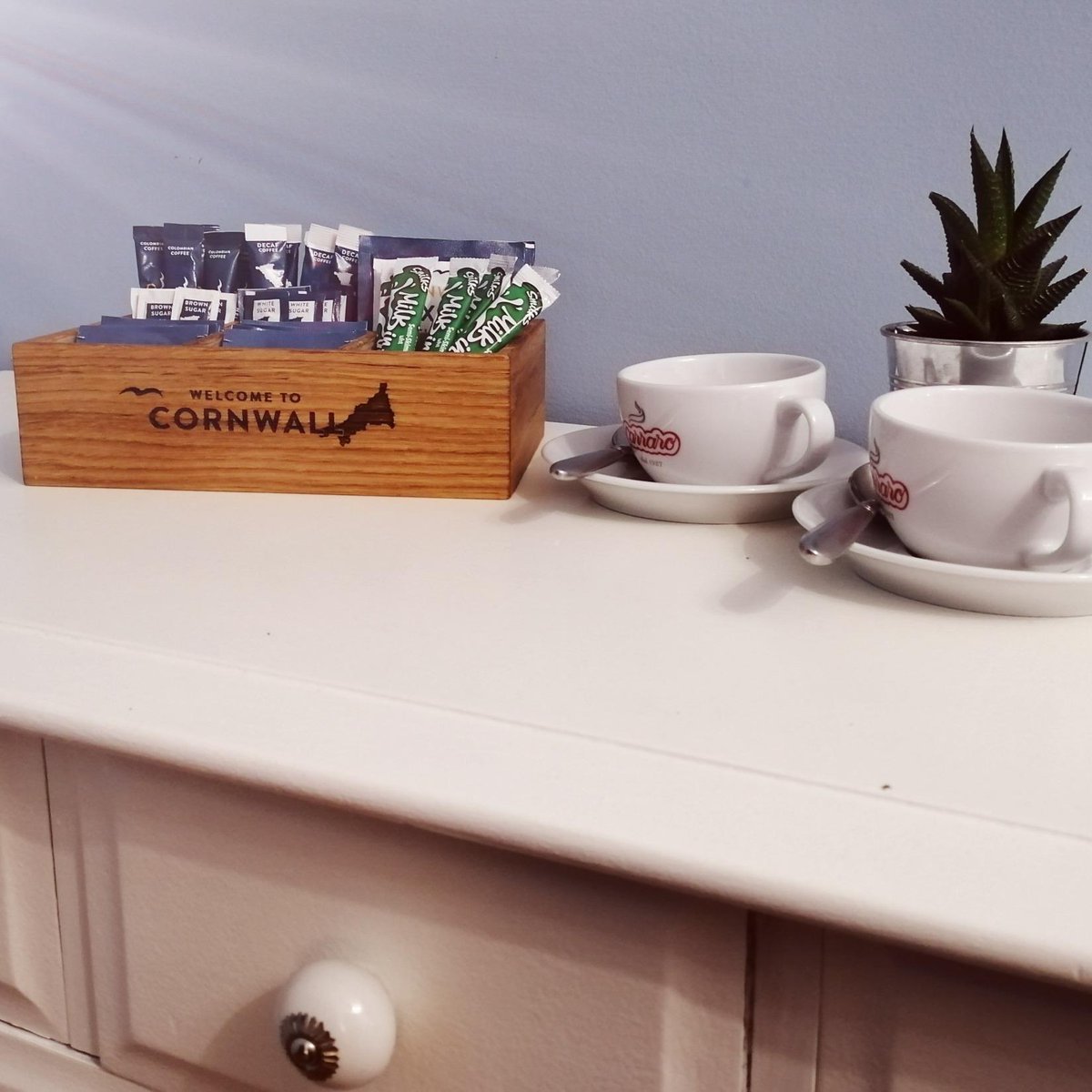HoldersMenu's tweet photo. Cup of tea?
.
Here we made a hotel room tea &amp; coffee caddie, made from solid Oak, sourced ethically here in Cornwall, finished with the finest bees wax. It has 8 dividing sections and engraved with 'Welcome to Cornwall'. Hand made for Cornico Coffee and their customers. https://t.co/MGNJM6qzGT
