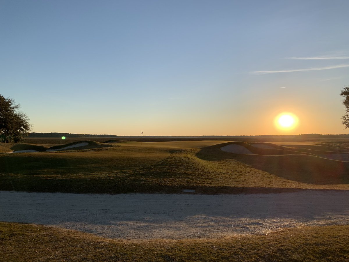 dneus_neus's tweet photo. Preparing the West for the Ladies Low Country Team Play event. What a great day for a tournament. No cart restriction. https://t.co/L82DoQXTEH