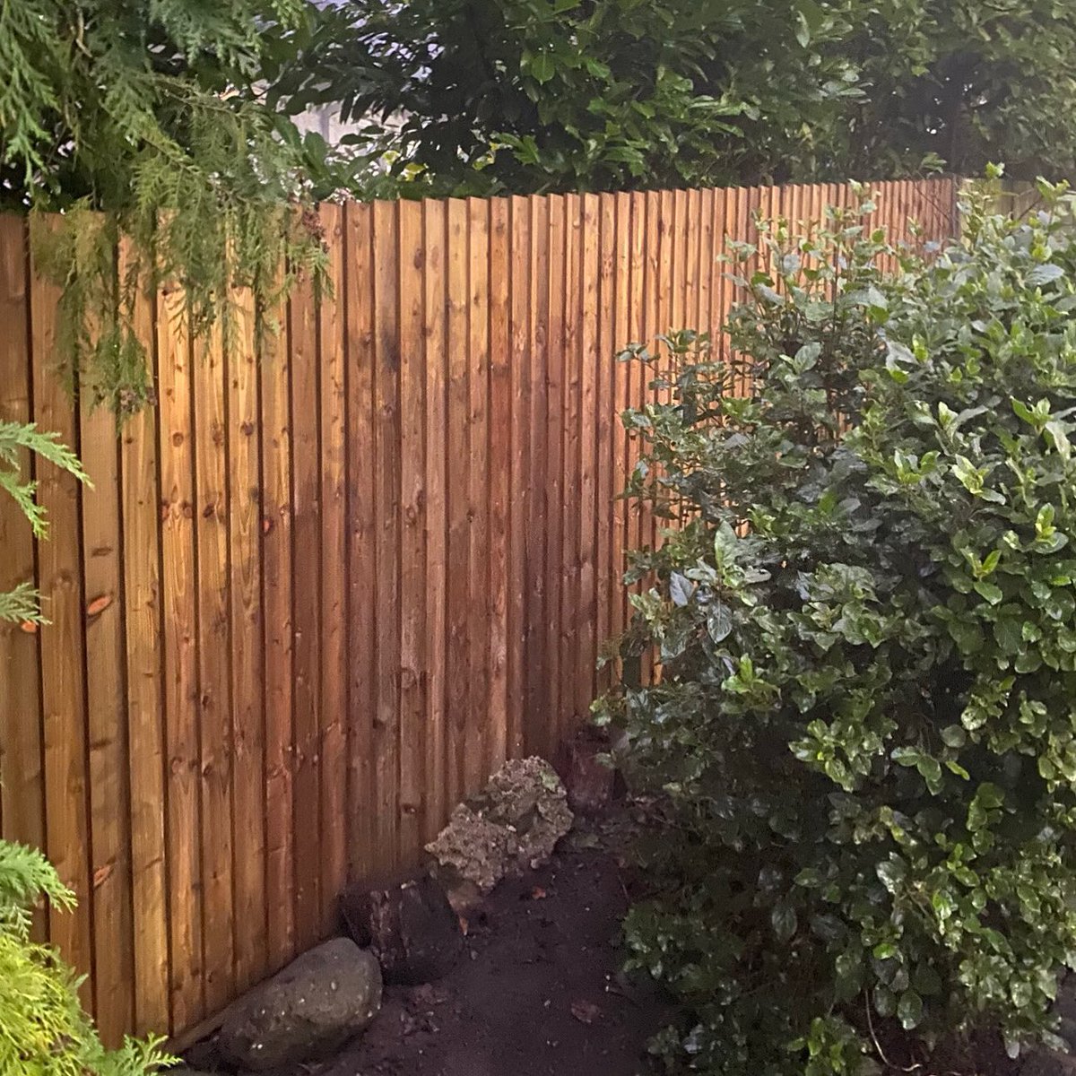 We’ve installed this Featherboard fence but without capping this time to give it a more rustic look 👌🏼 We install ALL types of #fencing and #gates so call us for your next installation 🏡 We’ll make your fence look cool 😎#cheshire #gardendesign #fencedesign #home #rustic