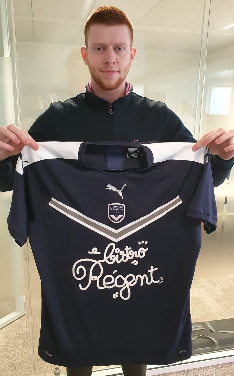 🎁 JEU CONCOURS 🎁

Hier soir, les <a href="/girondins/">FC Girondins de Bordeaux</a> ont conservé leur invincibilité face à <a href="/OM_Officiel/">Olympique de Marseille</a> ! Pour l'occasion, tentez de remporter le maillot des Girondins de Bordeaux ! 

Il vous suffit de : 

- Retweeter ce tweet
- Suivre <a href="/lequipedestelle/">la vraie equipe d’estelle</a> 

Tirage au sort le 05/02 😄