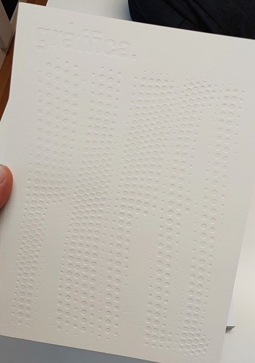 AMacharowski's tweet photo. Espectacular el número 16 de @graffica_info dedicada al papel. Un hallazgo el #PaperCollection lo que en color sería un #pantone ¡magnífica y bella propuesta editorial! https://t.co/ef5YioYFpM