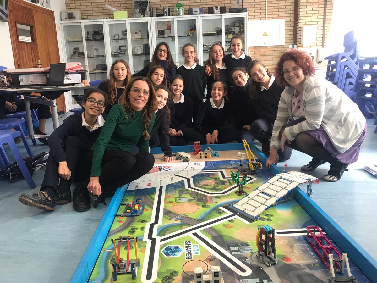 Colegio_CVE's tweet photo. Nuestro equipo de la @firstlegoleague con alumnas de 1º ESO ultima su propuesta para este certamen. Tras varias semanas de trabajo ya están preparadas para presentar su proyecto en la Liga en la que les deseamos mucha suerte. https://t.co/OI62zlSa68