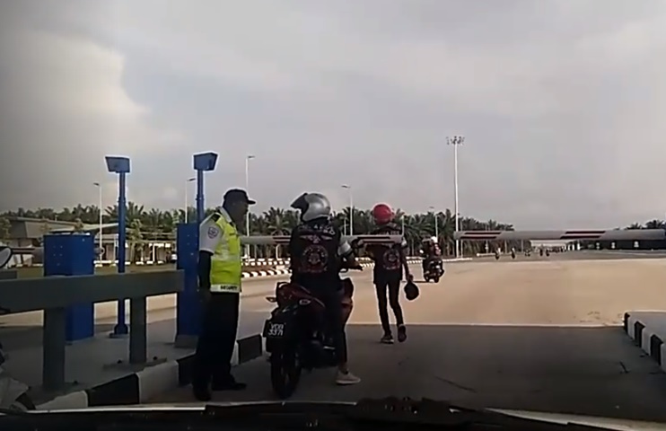 vitdaily's tweet photo. https://t.co/5RoCdYJjKV Suka Hati Guna Laluan Tol, Mat Motor Dihempuk Pak Guard https://t.co/j3M06Gn50g