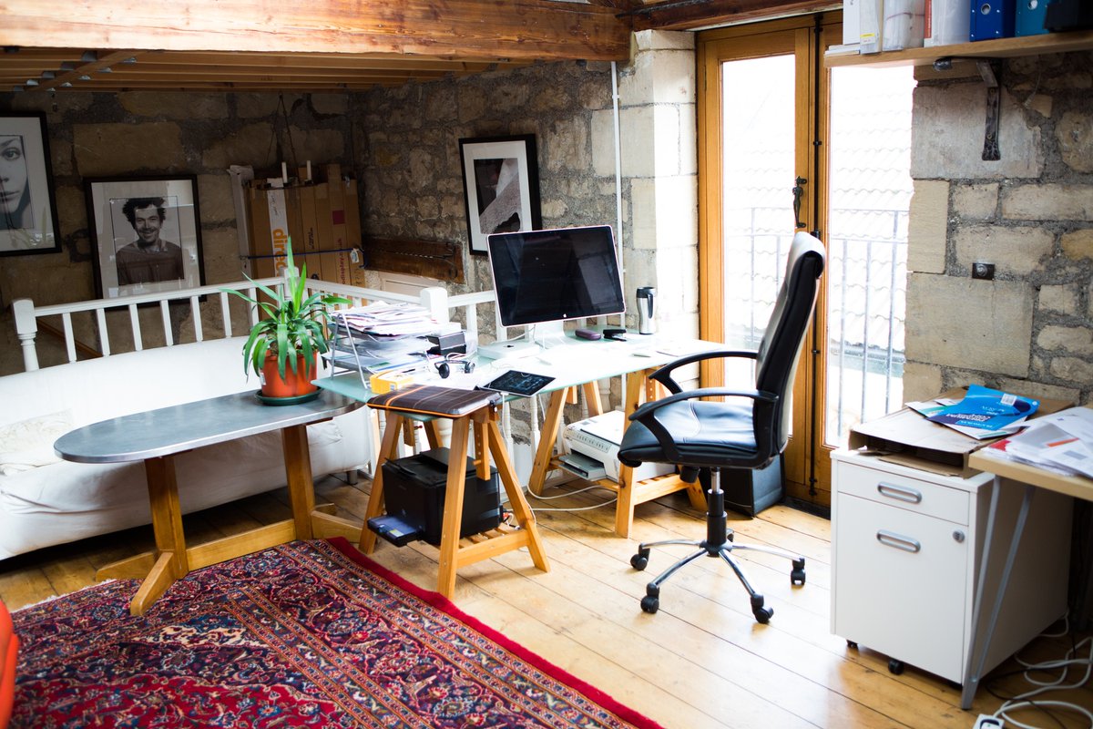 gromitburger's tweet photo. Stylishly refurbished office/studio space, approx 500 sq feet, just off Walcot St, opposite Walcot House.  Includes kitchen and fibre broadband plus all bills. Located in a quiet attractively planted courtyard 2 mins from city centre
 £240/desk. Available 1-4-20 https://t.co/3Ukwx36WiD