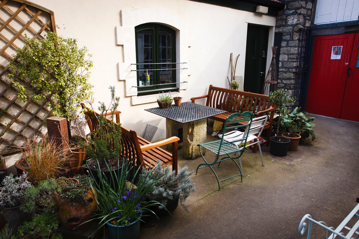 gromitburger's tweet photo. Stylishly refurbished office/studio space, approx 500 sq feet, just off Walcot St, opposite Walcot House.  Includes kitchen and fibre broadband plus all bills. Located in a quiet attractively planted courtyard 2 mins from city centre
 £240/desk. Available 1-4-20 https://t.co/3Ukwx36WiD
