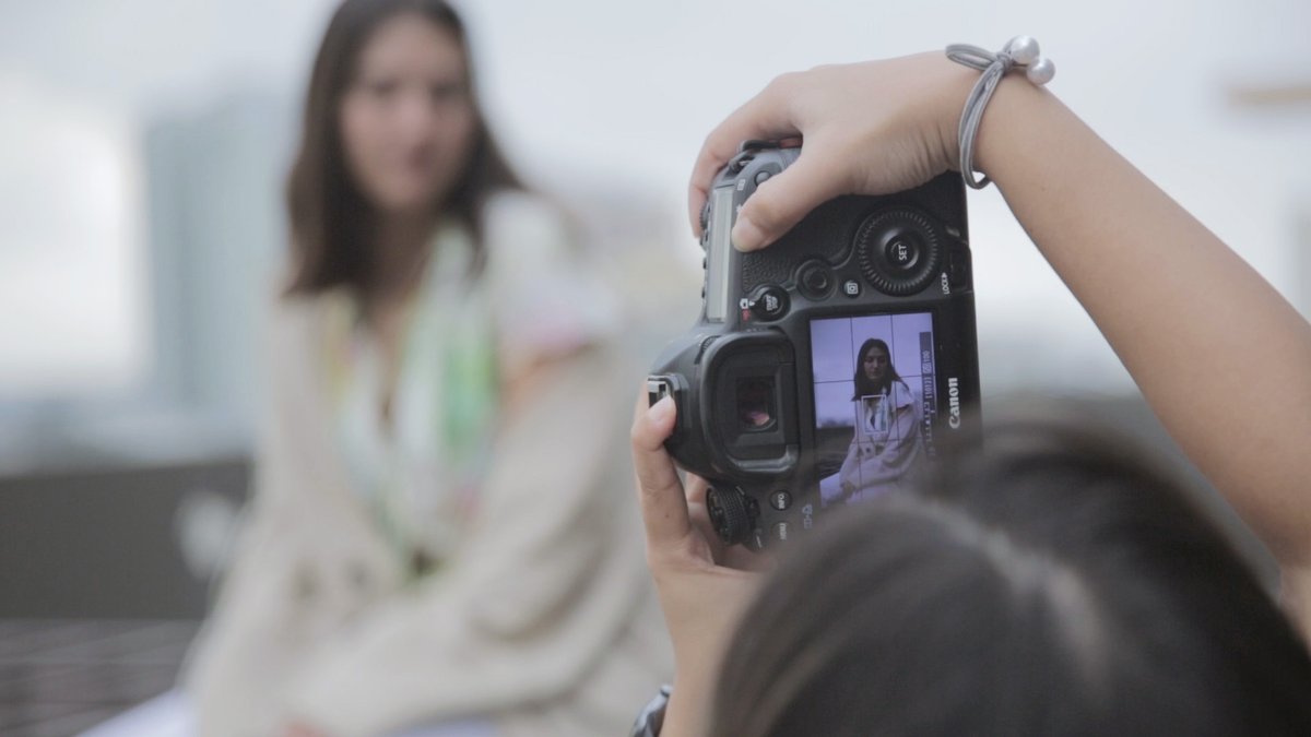 GrafikGiraffe's tweet photo. Check out @AlecksMutuc and @benjoberinguela discuss the differences between the wedding industry and commercial photography! Thank you again to Sofia Capua for modelling! https://t.co/x40kAHG0jc

#GGShootAnywhere #photoshoot #ShootAnywhere #GrafikGiraffe #GGcontent #photography https://t.co/5TdQFjK4lf