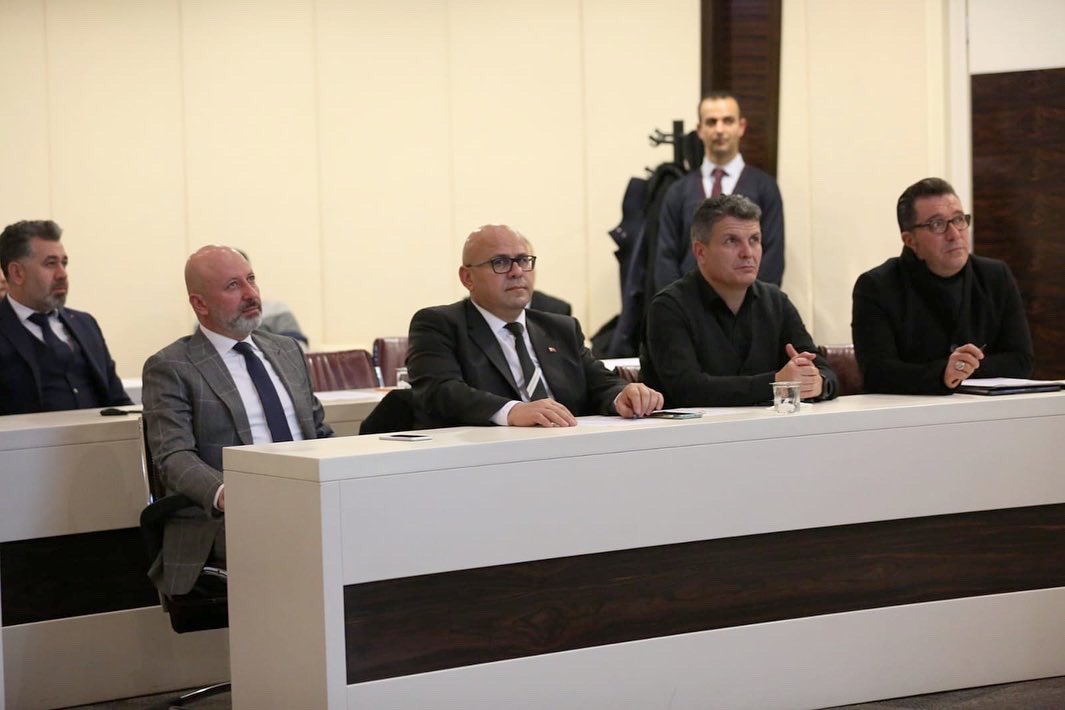 ahmetclkbyrkdr's tweet photo. Onlar bir melek,yardım elimizi meleklerimize hep birlikte uzatalım.Kansere Karşı Birlikte Derneği(KANKA)Yön.Kur. Bşk. Prof.Dr.Musa Karakükcü,ERÜ Çocuk Kemik İliği Nakli Merkezi’nde yürütülen çalışmalar ve lösemi hakkında gerçekleştirdikleri çalışmaları meclis üyelerimize aktardı. https://t.co/V8POfugN5H