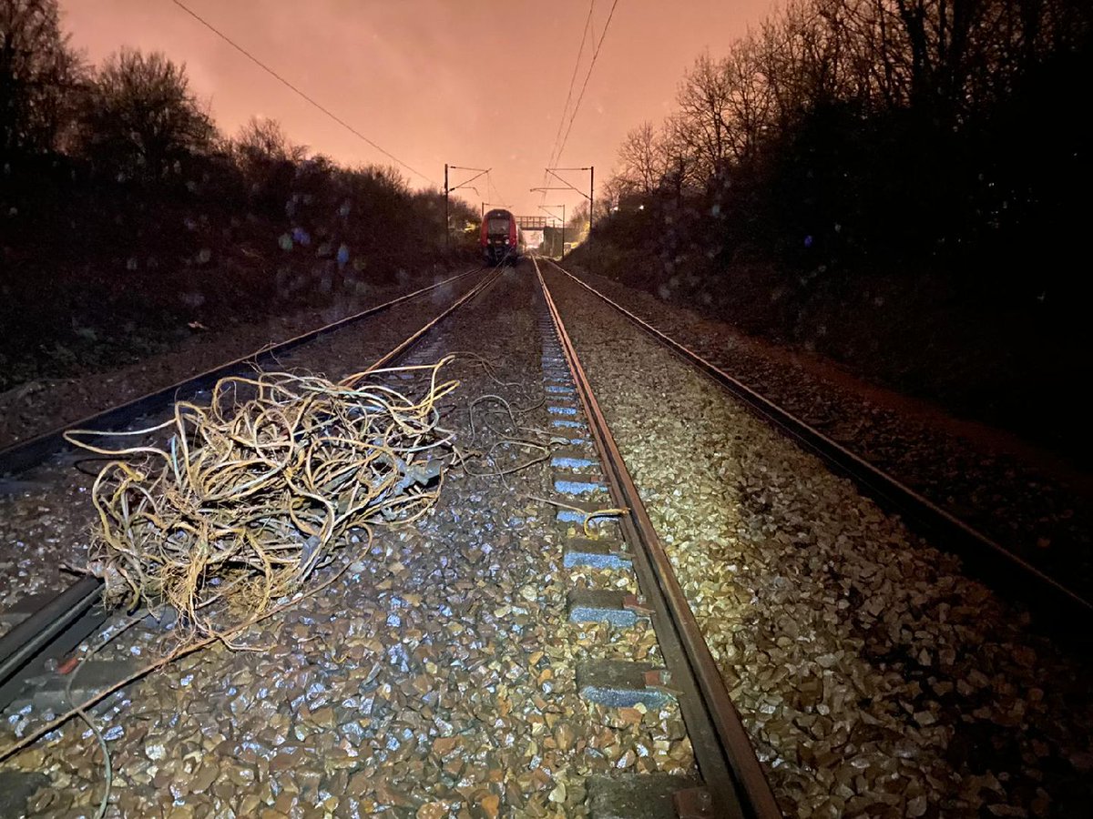 Ligne J Sncf Pa Twitter Incident En Cours Sur Votre Ligne Hier Le Dimanche 2 Fevrier Deux Incidents Majeurs Sont Survenus Successivement Entre Conflans Sainte Honorine Et Argenteuil Et Ont Entraine