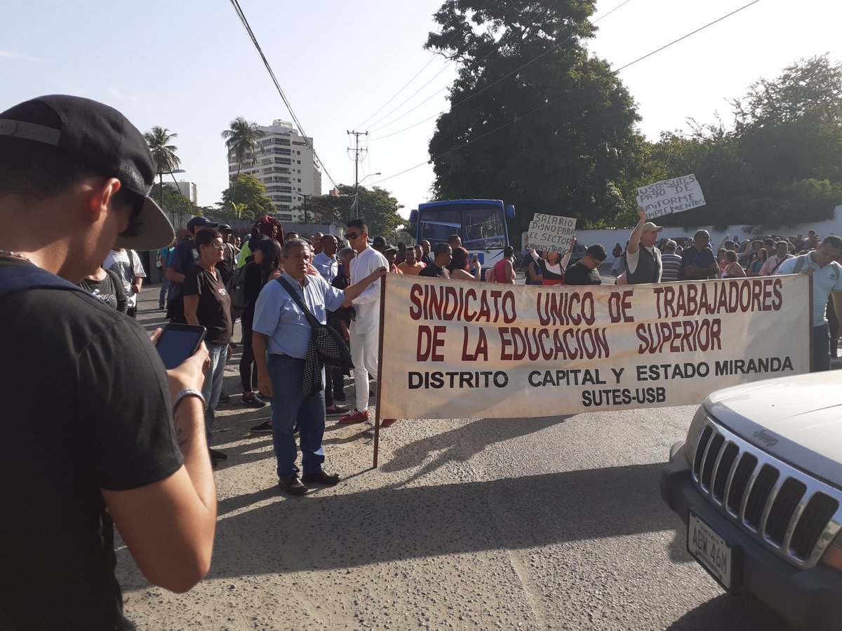 djportillog's tweet photo. ¡Protesta! Cerrada vía Camuri Grande. @campusb
#usb #usbsl https://t.co/7KvHoIISv1