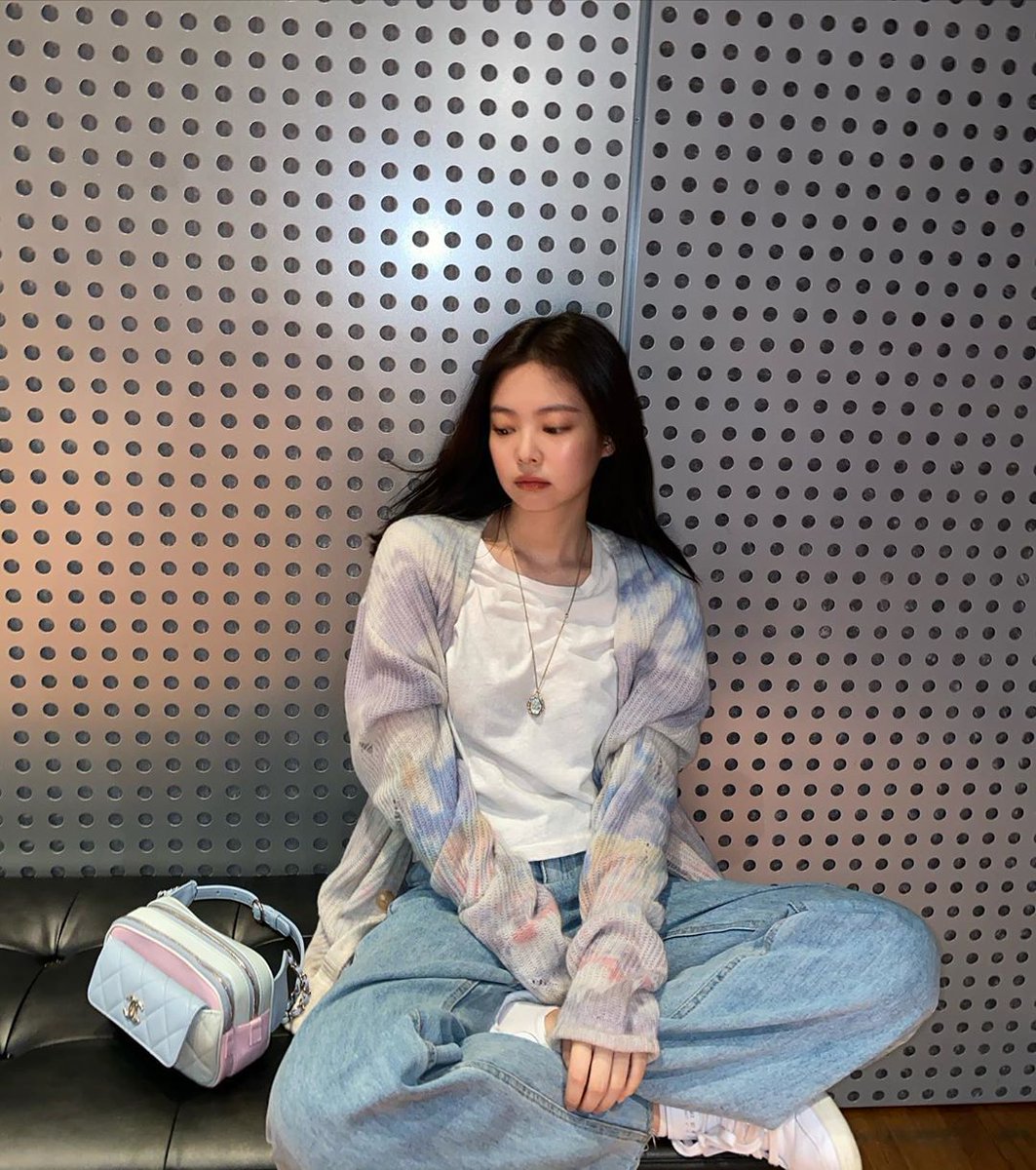 JENNIE 🤍🧛♀️ tweet media
