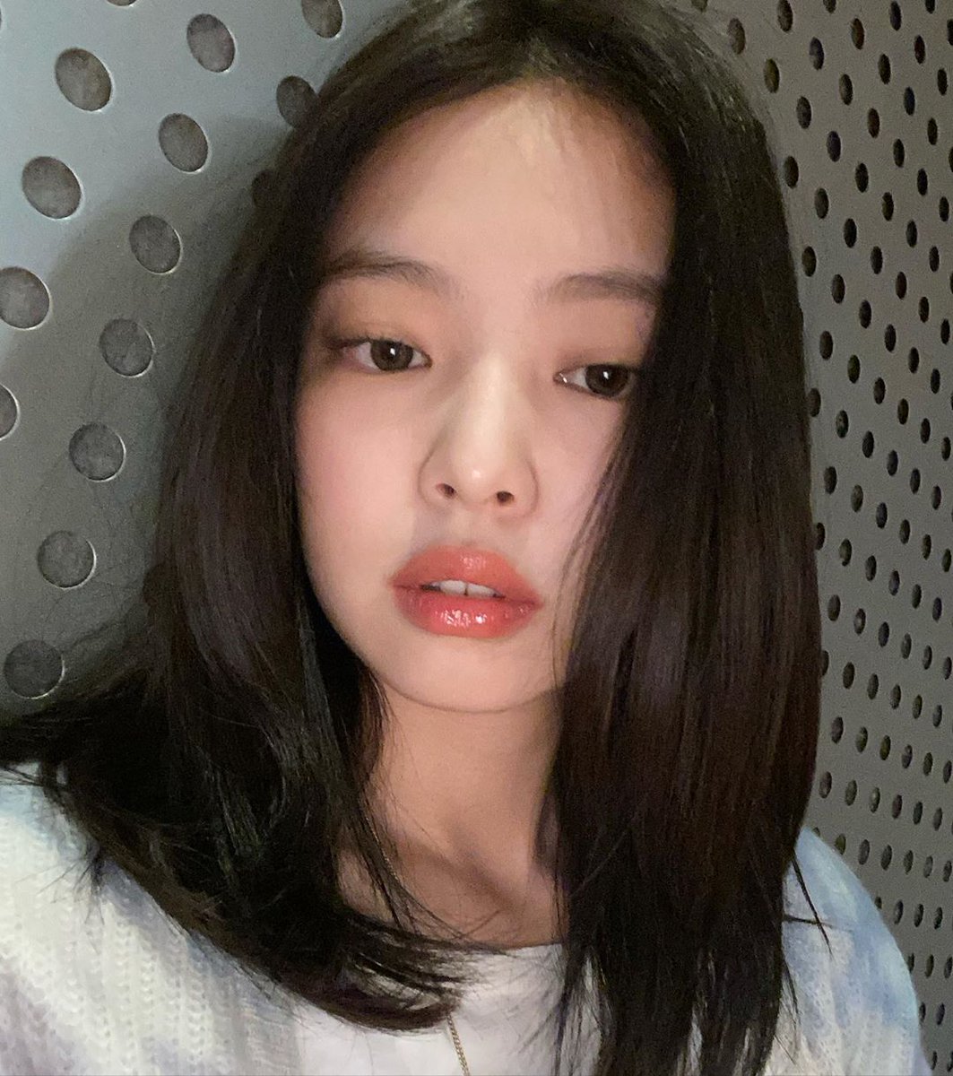JENNIE 🤍🧛♀️ tweet media