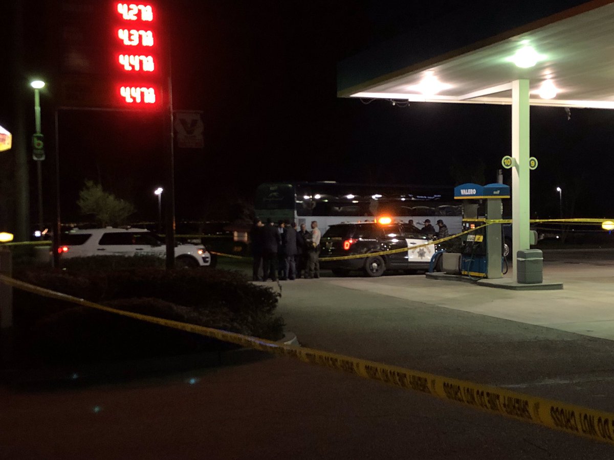 SaraShouhayibTV's tweet image. BREAKING: @CHPFortTejon confirming a shooting on a @GreyhoundBus in #Lebec that was heading north on the grapevine overnight. Follow @tyrahmajors our reporter on the scene for updates #BreakingNews