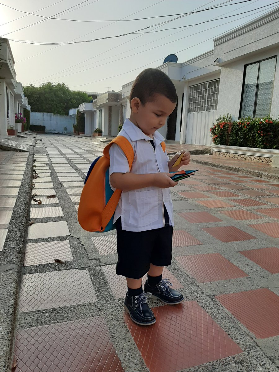 EblynAbi's tweet photo. Tengo sentimientos encontrados, por un lado feliz de que comienzas una nueva etapa y por el otro con el corazón apachurrado por dejarte y separarme de ti 😢 te ama mamá https://t.co/a78edbi77O