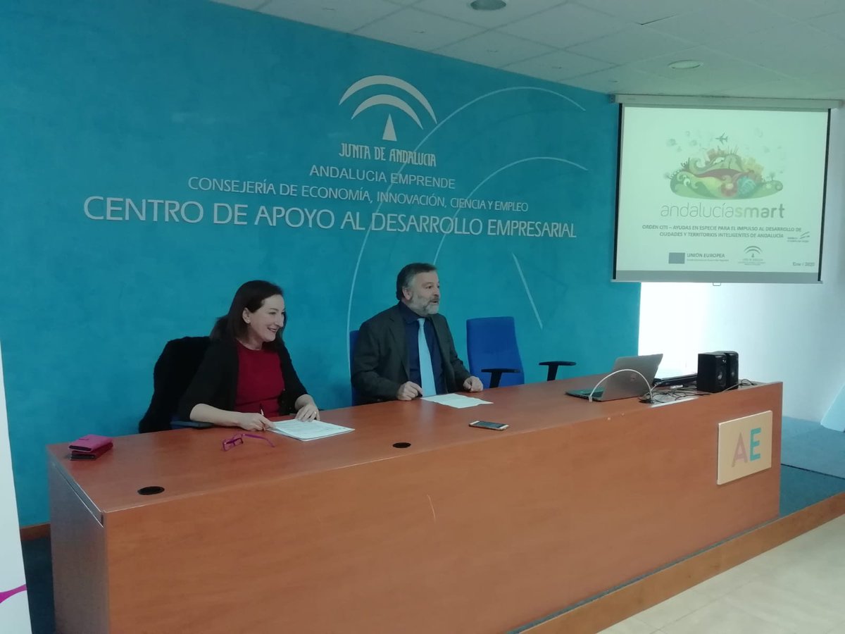 CadizJunta's tweet photo. El delegado de @EconomiaAND ha informado sobre las próximas ayudas de la Junta que impulsan los territorios inteligentes #smartcities en Andalucía. Están destinadas a entidades y municipios menores de 20.000 habitantes fomentado la igualdad entre territorios. #SmartAND https://t.co/ELReg5KmIY