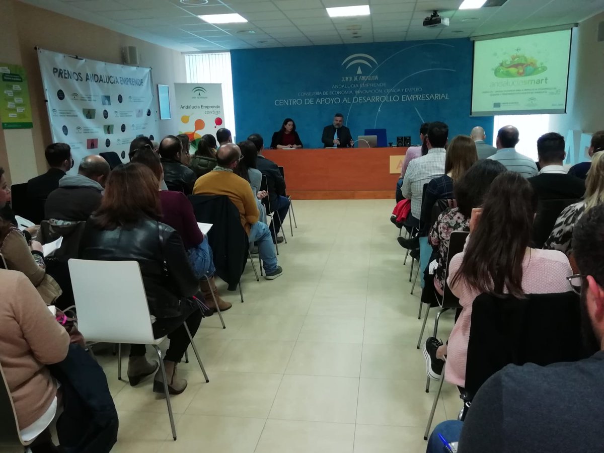 CadizJunta's tweet photo. El delegado de @EconomiaAND ha informado sobre las próximas ayudas de la Junta que impulsan los territorios inteligentes #smartcities en Andalucía. Están destinadas a entidades y municipios menores de 20.000 habitantes fomentado la igualdad entre territorios. #SmartAND https://t.co/ELReg5KmIY