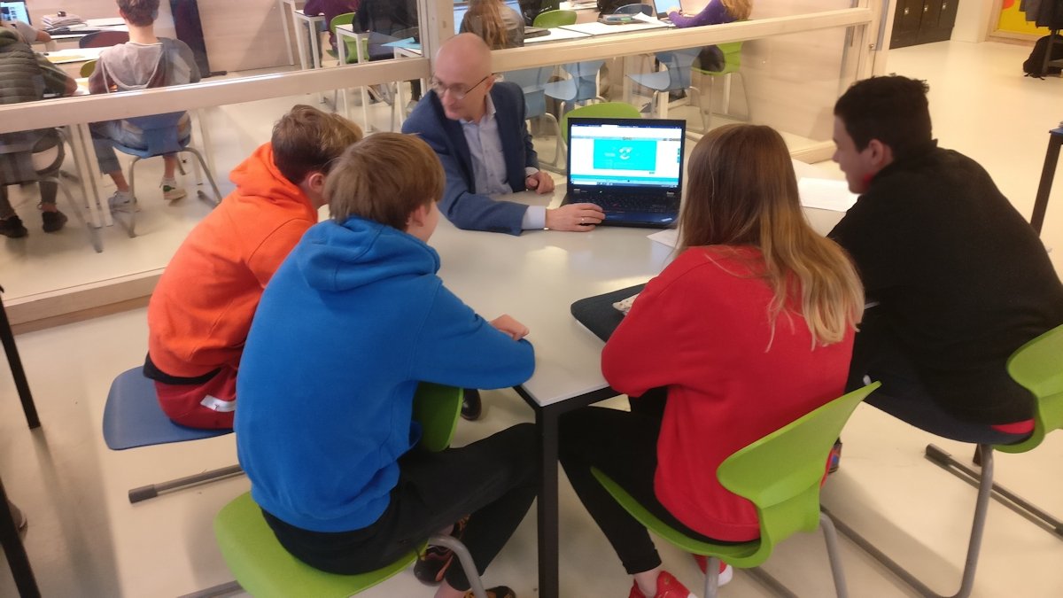 HolmwoodsSocial's tweet photo. Interessant bezoek bij WP Kees Boeke (VO) in Bilthoven. Mark Holmwood in gesprek met leerlingen van klas 3 over hun ervaringen met English Premium en enkele nieuwe ontwikkelingen.
#methodeengels #gepersonaliseerdleren #vo #learningforlife 1/2 https://t.co/QF2eqaYXLj