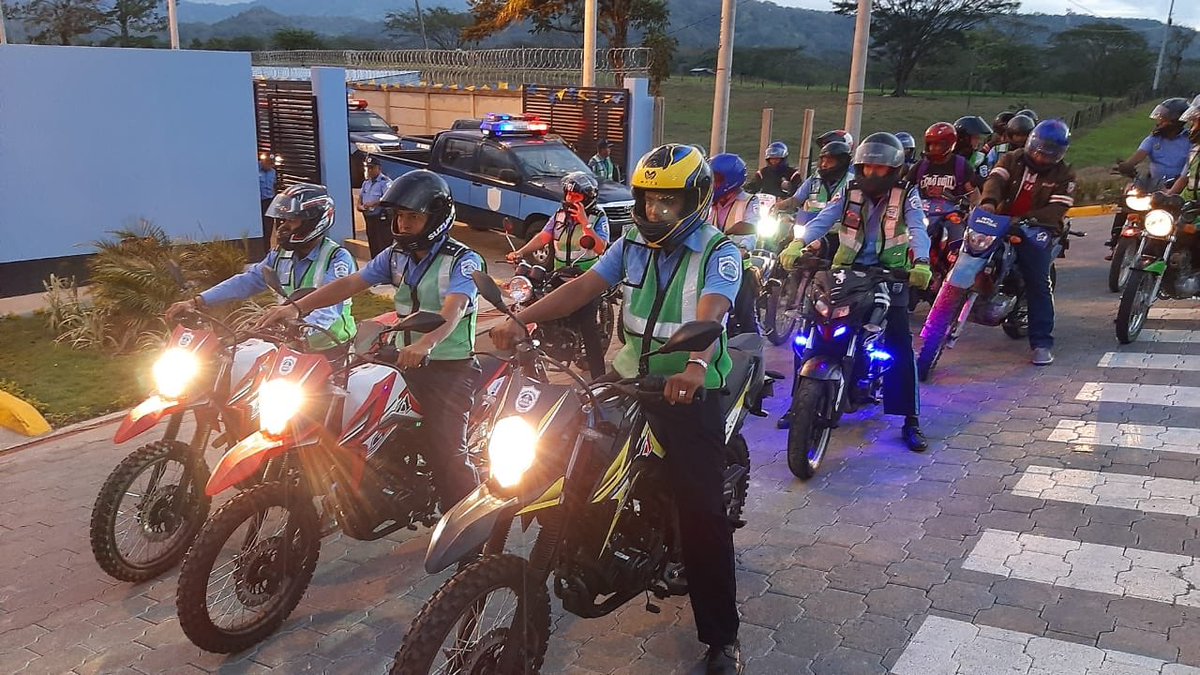 Edgard_Sz's tweet photo. #Nicaragua 

BOACO||Policía Nacional da Banderillazo de inicio al plan de seguridad escolar 2020, Garantizando La Paz y la tranquilidad de nuestros niños y niñas en este inicio de clases.👮🏻‍♂️👮🏻‍♀️🇳🇮
@vppolicial @EdithTatiana13 @ReDFSLN @TPU19J @taniasandinista @p_rtinez @nuevaya https://t.co/ciPs1scaXq
