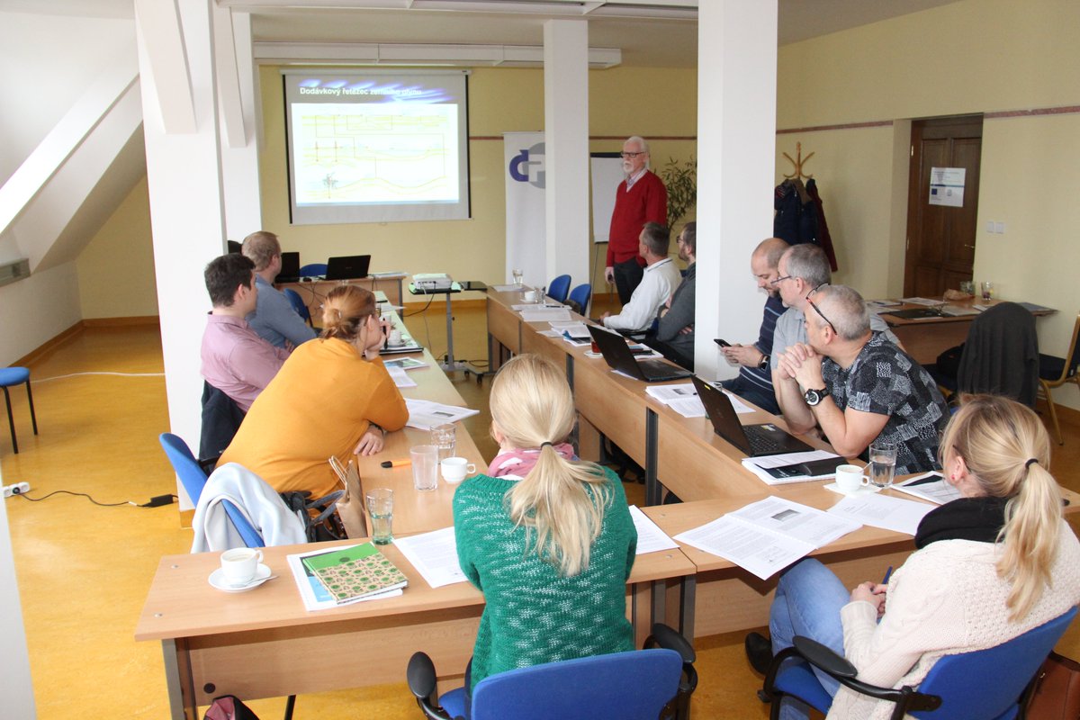 CPS_CGOA's tweet photo. Dnes Český plynárenský svaz @CPS_CGOA 
 zahájil již XII. běh kurzu: Základy plynárenství - od těžby ke spotřebě a to v Průhonicích #zemniplyn. Úkolem kurzu je zvýšit průřezové znalosti v celé oblasti plynárenství zaměstnancům plynárenských společností. #cps https://t.co/bgRX5GBoDu