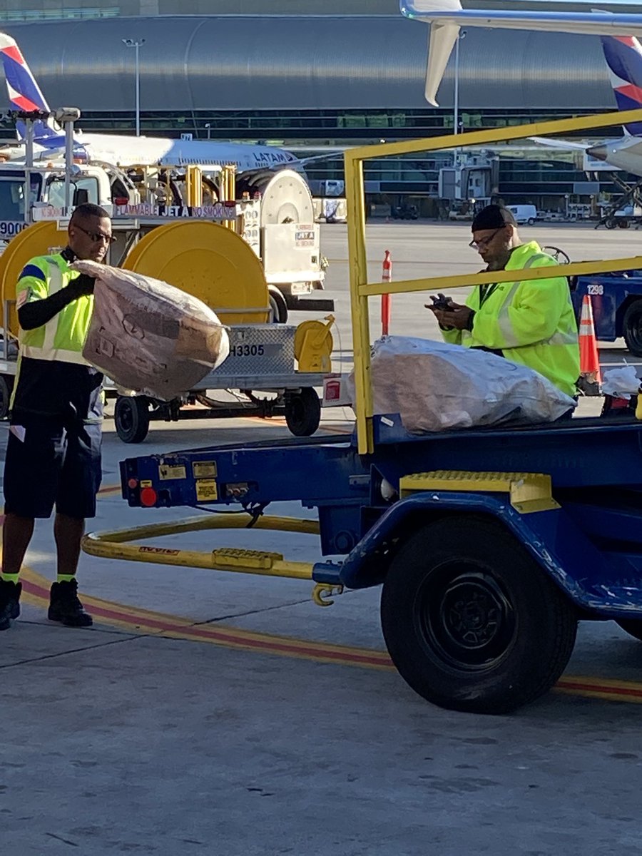 MelJohnson56's tweet photo. #WinningTheLines The IAD Crew, led by Dave Davis working in MIA . https://t.co/BvlMjRUwKX