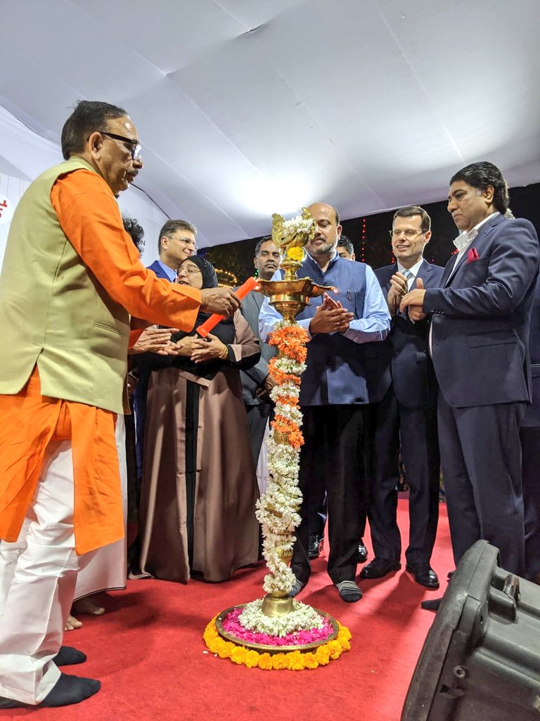 ITANewDelhi's tweet photo. Trade Commissioner Alessandro Liberatori @ITANewDelhi at the opening #IILF2020 Chennai with Dr. Mahendra Nath Pandey, Minister of Skill Dev. & Entrepreneurship, Government of India. More than 40 🇮🇹cos displaying latest #innovation in leather & footwear technology @ITAtradeagency https://t.co/CGsMsBUqFf