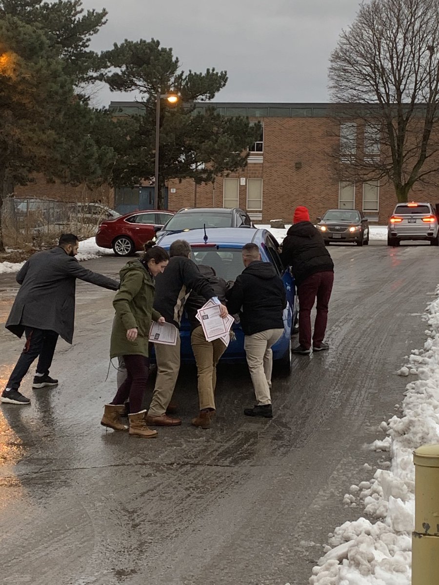 SheilaGatensby's tweet photo. Teachers helping parents and students on the info picket line! Teachers care! ⁦@tsuOECTA⁩ ⁦@OECTAProv⁩ https://t.co/iQRPqRBS69