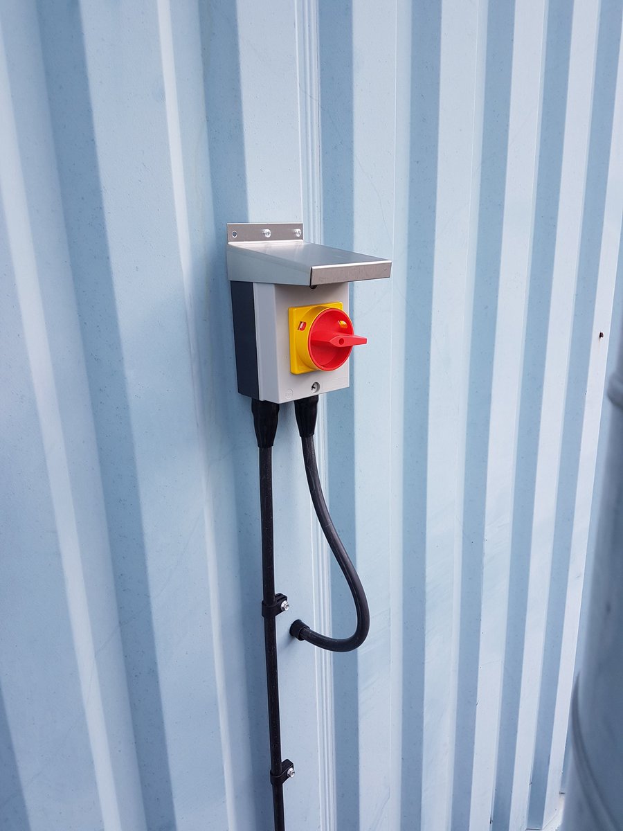 NigelLecLtd's tweet photo. Wiring a fine fan in a welding factory today, tried an @SWAonlineuk Storm gland at the motor end, nice product, got one of my isolator hats on top of the outside @EuropaComponent isolator 😁 https://t.co/acvgTegwjr