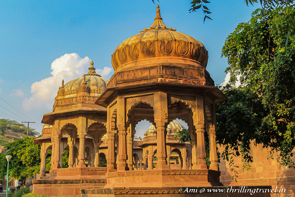 Updated post: It is considered as Ravana's in-laws home &amp; was the old capital of the Kings of Jodhpur. It lies in ruins but still has many stories to share. Discover 𝙈𝙖𝙣𝙙𝙤𝙧𝙚 𝙂𝙖𝙧𝙙𝙚𝙣𝙨 𝙞𝙣 𝙅𝙤𝙙𝙝𝙥𝙪𝙧 buff.ly/391yREF
#ThrillingTravel 
#India 
#Travel