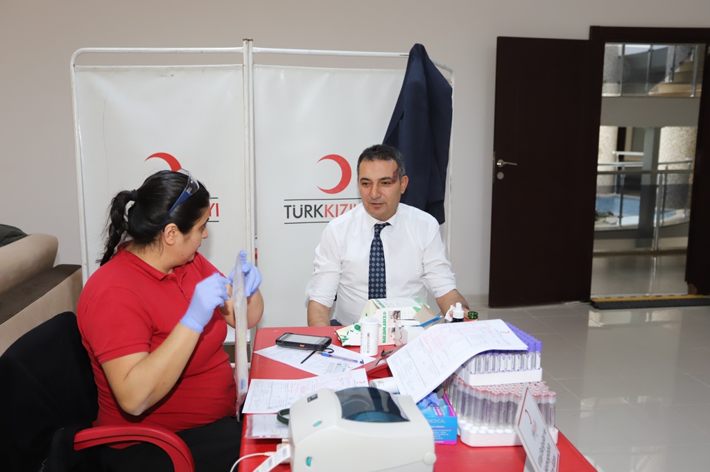 denizliobm's tweet photo. Bölge Müdürlüğümüz ve Denizli Kızılay Kan Merkezi işbirliği ile bölge müdürlüğü lokalinde bugün saat 10:00 - 16:00 arasında “Kan Bağışı Hayat Kurtarı” Kampanyası kapsamında Denizli Orman Bölge Müdürü Erhan Çetinkaya ve bölge müdürlüğümüz  personeli gönüllü kan bağışında bulundu. https://t.co/SWRrVnaG0Y