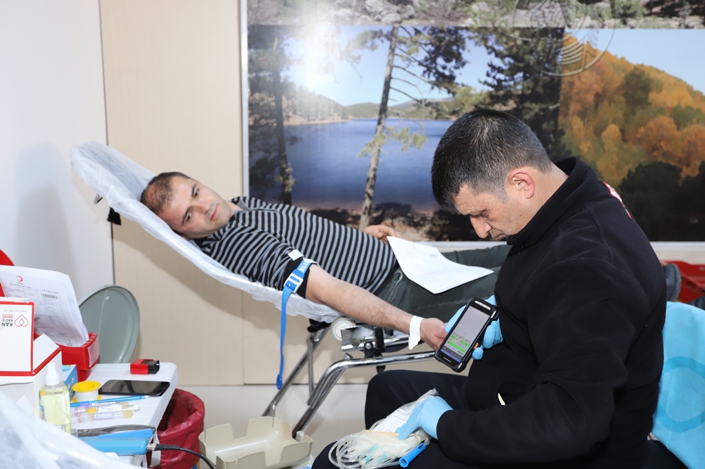denizliobm's tweet photo. Bölge Müdürlüğümüz ve Denizli Kızılay Kan Merkezi işbirliği ile bölge müdürlüğü lokalinde bugün saat 10:00 - 16:00 arasında “Kan Bağışı Hayat Kurtarı” Kampanyası kapsamında Denizli Orman Bölge Müdürü Erhan Çetinkaya ve bölge müdürlüğümüz  personeli gönüllü kan bağışında bulundu. https://t.co/SWRrVnaG0Y