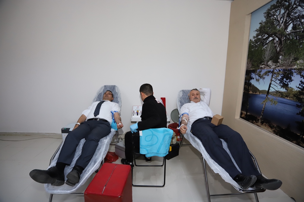 denizliobm's tweet photo. Bölge Müdürlüğümüz ve Denizli Kızılay Kan Merkezi işbirliği ile bölge müdürlüğü lokalinde bugün saat 10:00 - 16:00 arasında “Kan Bağışı Hayat Kurtarı” Kampanyası kapsamında Denizli Orman Bölge Müdürü Erhan Çetinkaya ve bölge müdürlüğümüz  personeli gönüllü kan bağışında bulundu. https://t.co/SWRrVnaG0Y