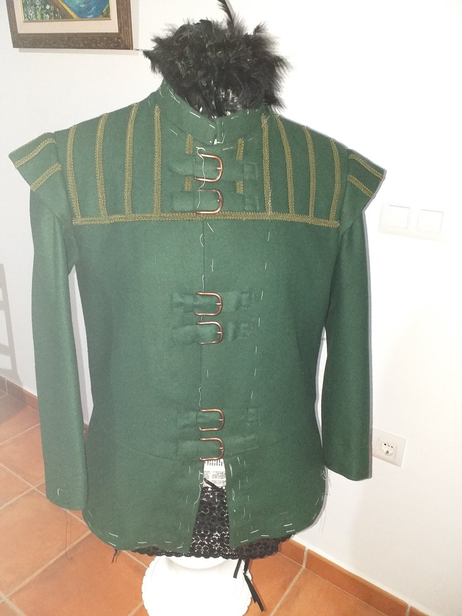 PicoMene's tweet photo. Precioso jubón y calzones realizado en paño de lana, adornado con pasamaneria formando dibujos que casan a la perfección, y cerrado con hebillas
#fashion #costuraartesana #clasico #unica #marca #picomene #siglodeoro #terciosespañoles #artesania #jubon #calzones #capa #herreruelo https://t.co/LAZUNg3Wxz
