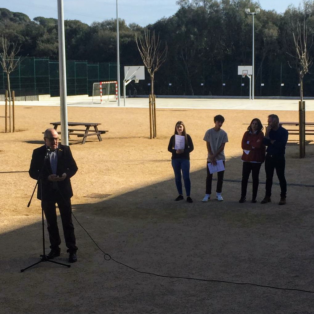 aj_santestevep's tweet photo. Avui l'Honorable conseller @JosepBargallo ha inaugurat l'edifici de l'Institut #CanRecord.
A les imatges el podem veure en diferents moments de la jornada, juntament amb l'alcalde Dani Fernández i la directora del centre, Rosa Lemos. https://t.co/fI7I2rsGm1