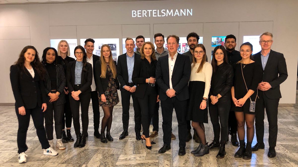 KSchlautmann's tweet photo. Was für ein interessanter Nachmittag mit den Master Studierenden der @hs_macromedia! Vielen Dank für den Besuch im Bertelsmann Corporate Center und den spannenden Austausch! #FreshPerspectives #CorporateCommunications #BEdigital #BEcreative https://t.co/M11IgfCD1n