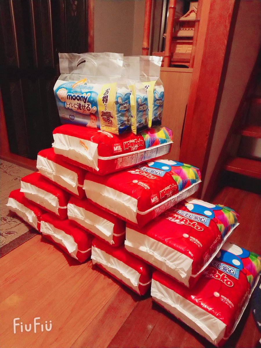hana012712's tweet photo. 琉輝叶が誕生日やったけんってオムツこんなに買ってくれた笑

金の事は気にせんでいいけん遊び行ける時は俺らと遊んでって言って奢ってくれたり何でも話せる仲でアホやけど友達の事を一番に考えれるし、一生大事にしたい親友二人

色々環境が変わっても変わらずにおってくれる友達がほんとの友達と思う https://t.co/sWdpcUr2wa