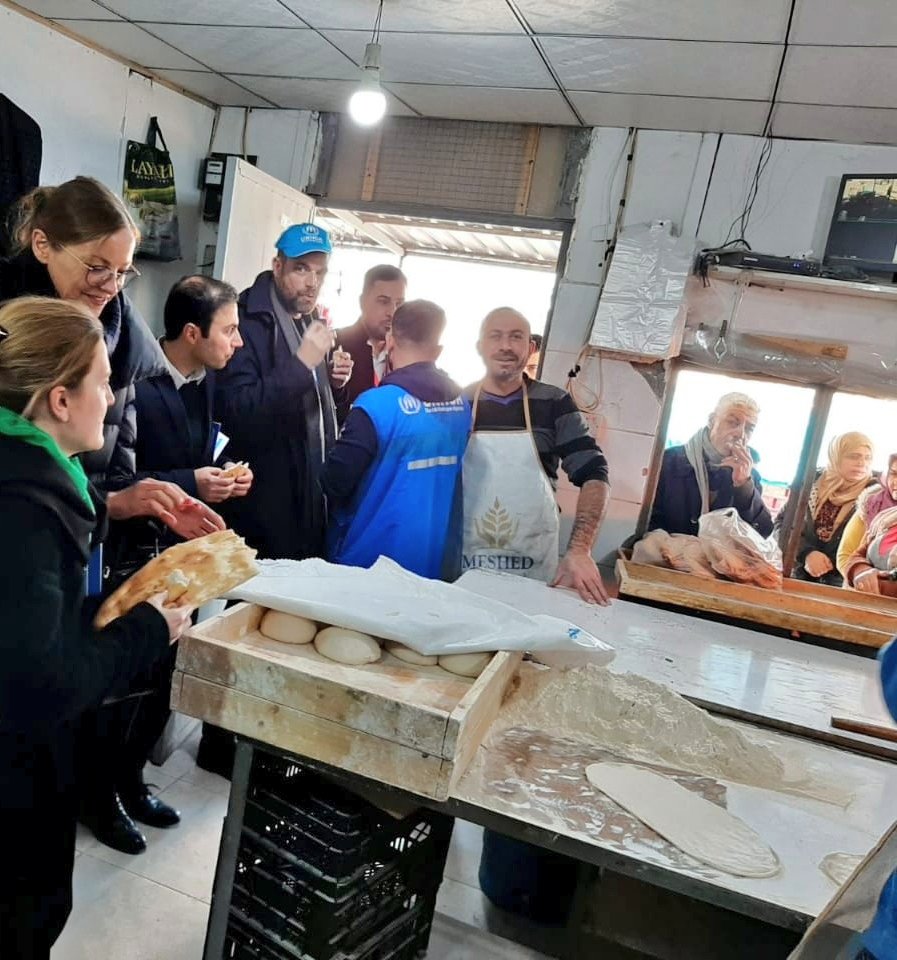 Solumsmoen's tweet photo. We had a good day yesterday in Qushtapa together with @GermanyinIraq. Touring the camp, it's shops, and infrastructure, and savouring the fresh bread of the local bakery. Thank you @GermanyDiplo for your support to @Refugees and others forced to flee their homes across the world! https://t.co/EzxtP2HQcb