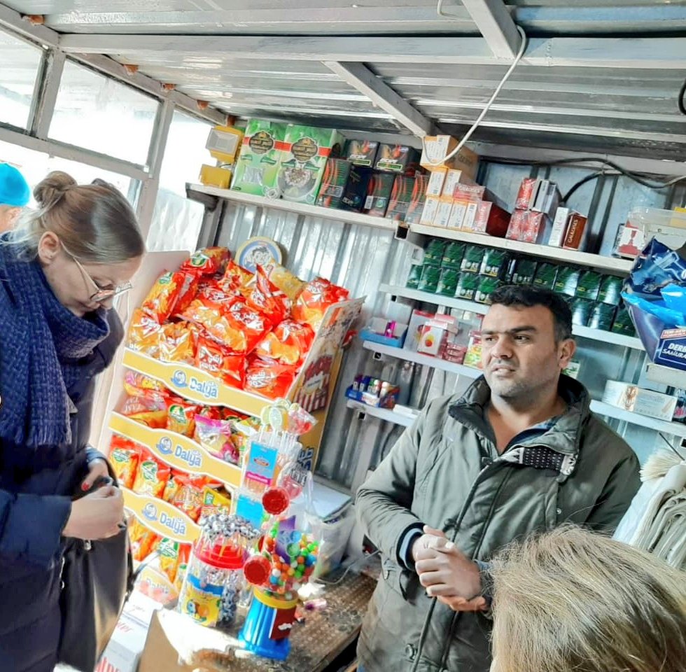 Solumsmoen's tweet photo. We had a good day yesterday in Qushtapa together with @GermanyinIraq. Touring the camp, it's shops, and infrastructure, and savouring the fresh bread of the local bakery. Thank you @GermanyDiplo for your support to @Refugees and others forced to flee their homes across the world! https://t.co/EzxtP2HQcb