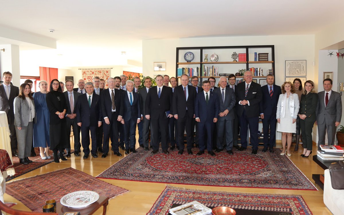 Genel Başkanımız Sayın Ahmet Davutoğlu, AB büyükelçileri ve daimi temsilcilerinin düzenlediği toplantıya katıldı. Onur konuğu olduğu toplantıda Davutoğlu, iç ve dış politik gelişmeler konusunda partimizin görüşlerini aktararak, büyükelçilerin sorularını yanıtladı.