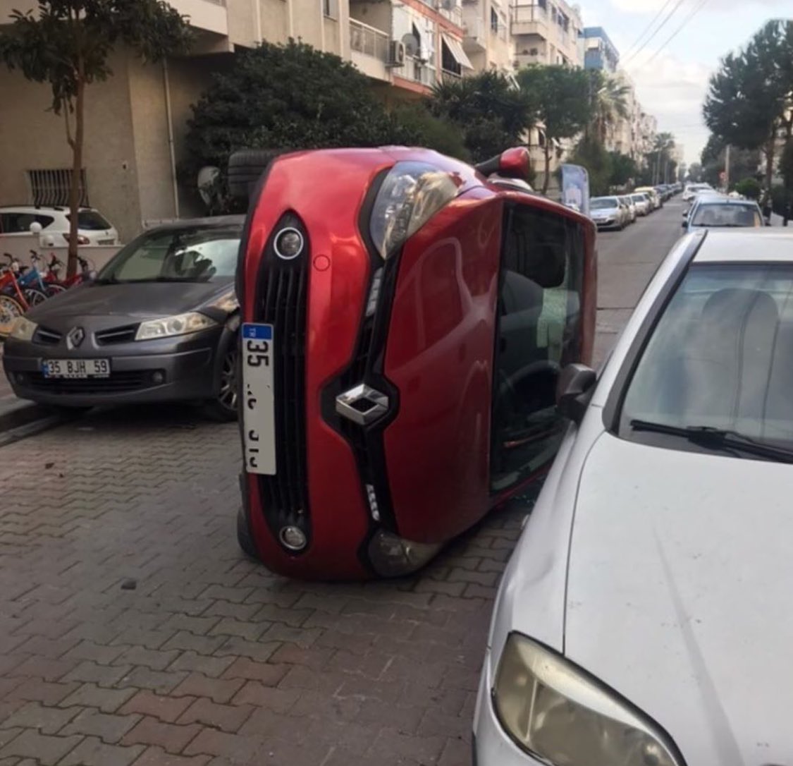 yerde atatürk portresini gören sürücü basmamak için manevra yapınca kaza yapmış...yer izmir
